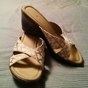 Tommy Hilfiger wedge sandals 7.5